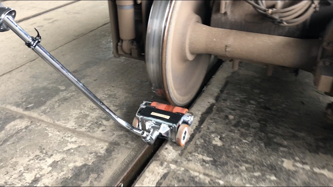 RGBがレール台車の鉄輪のつばに接触して転がす。の画像