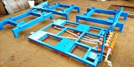エアキャスター軽量薄型台車と３個のパレットの画像
