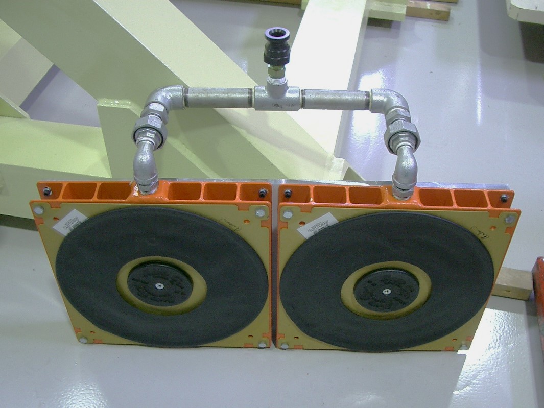 K12Nｘ２台を連結して1輪を支持し、それぞれにFlow Control Valveを装備してバランスよく車輪荷重を支持する。の画像